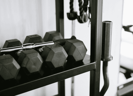 كيفية بناء العضلات في المنزل بدون معدات رياضية